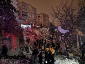 Cutremur de 7,8 în Turcia. Oamenii prinși sub dărâmături strigă după ajutor: "Murim împreună, în același loc". Primele imagini de la locul dezastrului
