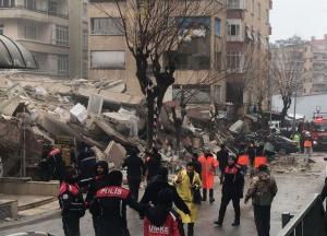 Cutremur de 7,8 în Turcia. Oamenii prinși sub dărâmături strigă după ajutor: "Murim împreună, în același loc". Primele imagini de la locul dezastrului