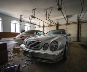 Un conac de aproape 13 milioane de dolari a fost abandonat, înăuntru sunt mașini și încălțăminte de lux. FOTO