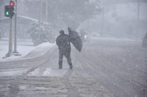 Atena, sub zăpadă în urma furtunii "Barbara". Vremea extremă a perturbat traficul, şcolile au fost închise. Oamenii, îndemnaţi să stea în casă