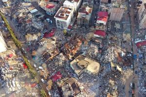 Cutremure în Turcia și Siria: Peste 7.200 de morți, cel puțin 35.000 răniți. Erdogan declară stare de urgenţă pentru trei luni