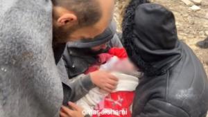 "Inima mea sângerează, iubirea mea”. Momentul sfâşietor când un tată îşi primeşte în braţe bebeluşul mort scos de sub dărâmături, în Siria