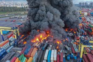 Incendiu uriaș în portul Iskenderun din Turcia. Sute de containere au luat foc după cutremurele devastatoare