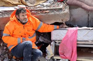 Imaginea durerii fără limite. Un tată îşi ţine de mână fiica moartă, prinsă în pat sub dărâmături după cutremurele din Turcia
