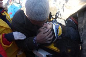 Cutremure în Turcia și Siria: Peste 12.000 de morţi și 50.000 de răniți. Turcii rămân fără saci de cadavre, "gropi comune" săpate în Siria