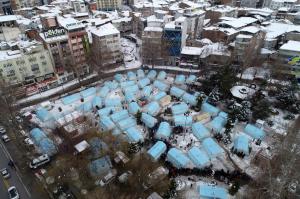 Cutremure în Turcia și Siria: Peste 12.000 de morţi și 50.000 de răniți. Turcii rămân fără saci de cadavre, "gropi comune" săpate în Siria