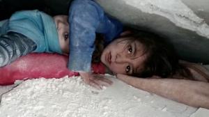 Copila care şi-a protejat fratele 36 de ore sub o placă de beton, în Siria: "Scoate-mă de aici, o să fac orice pentru tine"