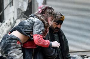 Copila care şi-a protejat fratele 36 de ore sub o placă de beton, în Siria: "Scoate-mă de aici, o să fac orice pentru tine"