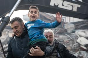 Un copil de 8 ani salvat după ce a stat 50 de ore îngropat în moloz în Turcia. Reacţia sa când salvatorii l-au dus în braţele mamei