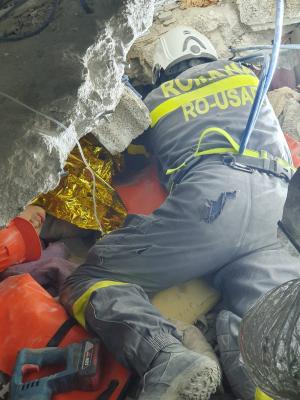 Pompierii români au luptat 20 de ore să scoată un copil de sub dărâmături, în Turcia. Intervenția lor, îngreunată de un alt cutremur