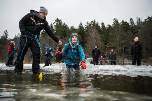 Lecţia suedeză de supravieţuire. Copiii învaţă de mici cum să învingă forţa nemiloasă a naturii, în apă îngheţată