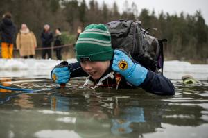 Lecţia suedeză de supravieţuire. Copiii învaţă de mici cum să învingă forţa nemiloasă a naturii, în apă îngheţată