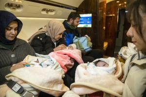 Singuri pe lume, 16 bebeluși salvați dintre ruine, în Turcia, au ajuns la Ankara cu avionul lui Erdogan. "Ne-au dat puțină speranță"