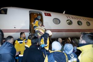 Singuri pe lume, 16 bebeluși salvați dintre ruine, în Turcia, au ajuns la Ankara cu avionul lui Erdogan. "Ne-au dat puțină speranță"