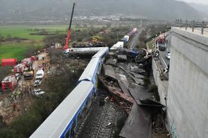 Tragedie în Grecia: 36 de morți și 85 de răniți, după ce un tren de pasageri și un marfar s-au ciocnit frontal. "Am trăit ceva foarte şocant"