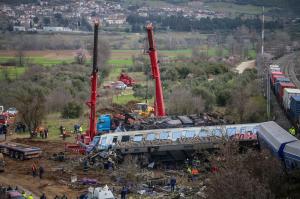 Tragedie în Grecia: 36 de morți și 85 de răniți, după ce un tren de pasageri și un marfar s-au ciocnit frontal. "Am trăit ceva foarte şocant"