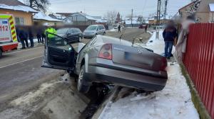 Cursă sfârșită teribil pentru cinci tineri, pe un drum din Suceava. Mașina lor s-a făcut praf într-un cap de pod