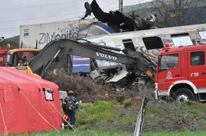 Accidentul feroviar din Grecia: zeci de morţi şi răniţi. Un şef de gară, arestat după ciocnirea frontală a trenurilor care se deplasau pe aceeași linie