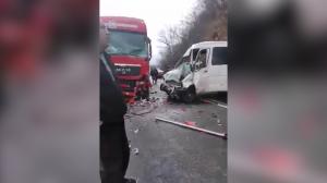 Doi bărbaţi din Cluj au plătit cu viaţa o clipă de neatenţie, după ce şoferul microbuzului în care se aflau a intrat pe contrasens şi s-a izbit frontal de un camion