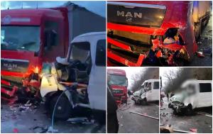 Doi bărbaţi din Cluj au plătit cu viaţa o clipă de neatenţie, după ce şoferul microbuzului în care se aflau a intrat pe contrasens şi s-a izbit frontal de un camion