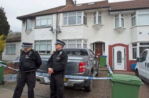 Moarte învăluită în mister. O mamă şi cei doi copii, de 7 şi 9 ani, găsiţi morţi în casa lor din Londra. Vecinii sunt şocaţi: "Erau o familie normală"