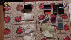 Patru indivizi, reţinuţi după ce au vândut droguri şi i-au "aprovizionat" şi pe deţinuţii din Bucureşti şi Botoşani. "Comoara" găsită de procurori la percheziţii