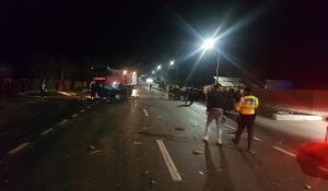 Accident cu patru victime, în Vrancea: Trei mașini s-au făcut zob, după ce un șofer a intrat într-un alt autoturism și a fost aruncat pe contrasens