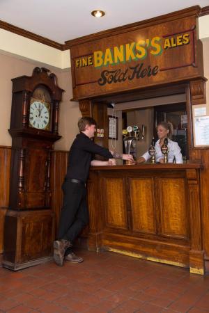 "Cel mai ciudat pub din Marea Britanie" e scos la vânzare. Cum a devenit celebră clădirea construită în 1765