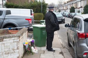 Răsturnare de situaţie în cazul mamei din Londra, găsită moartă în casă alături de cei doi copii. Femeia şi-a strangulat băieţii înainte de a se sinucide