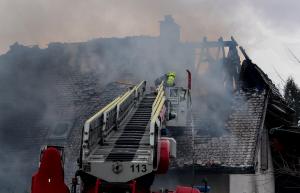 Crimă mascată de un incendiu! Cinci membri ai unei familii găsiți fără viață într-o casă mistuită de flăcări în Elveția