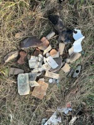 Un tânăr de 36 de ani din Bacău a dat din întâmplare peste o adevărată comoară arheologică. Erau pur și simplu aruncate lângă calea ferată