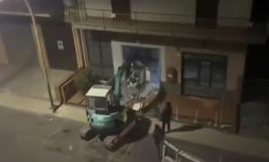 Desprins din filme de acțiune: Bancomat furat cu excavatorul în Italia. Momentul a fost filmat cu telefonul mobil de un martor