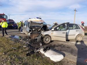 Cinci persoane, între care doi copii, rănite într-un accident rutier, în județul Arad. Una dintre victime, decedată în ciuda manevrelor de resuscitare