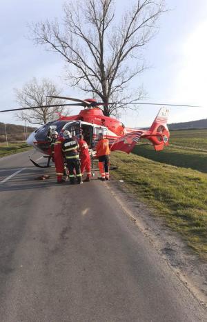 Cinci persoane, între care doi copii, rănite într-un accident rutier, în județul Arad. Una dintre victime, decedată în ciuda manevrelor de resuscitare