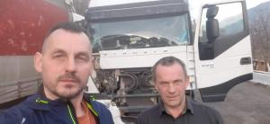Un șofer de TIR ucrainean trăiește din mila colegilor camionagii, într-o parcare pe Valea Oltului. Patronul l-a abandonat după un accident