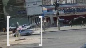 Momentul când o șoferiță aflată la volanul unui BMW ia în plin doi pietoni aflați pe trecere, în Iași. Oamenii au fost aruncaţi la câţiva metri distanţă