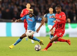 Napoli – Frankfurt 3-0 în optimile Champions League. Confruntări violente între fanii germani şi poliţie, înaintea meciului