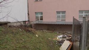 Copila de 14 ani din Cluj, care a căzut de la etajul 3 al liceului, are fractură de coloană. Colegii o așteptau în fața școlii să meargă la muzeu
