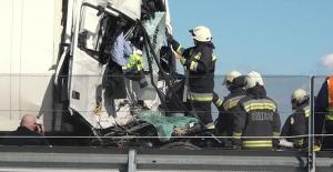 Accident de groază cu două TIR-uri românești, pe autostrada M4 din Ungaria. "Volanul i-a tăiat gâtul!"