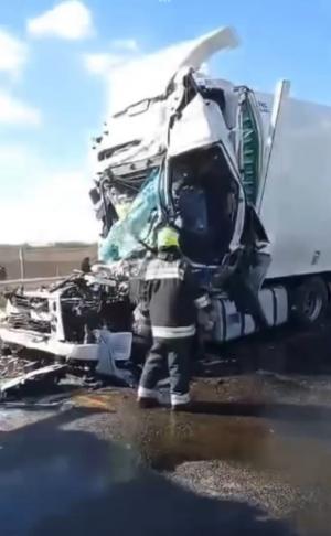 Accident de groază cu două TIR-uri românești, pe autostrada M4 din Ungaria. "Volanul i-a tăiat gâtul!"