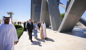 Klaus Iohannis şi soţia sa, vizită la Monumentul Martirilor din Abu Dhabi