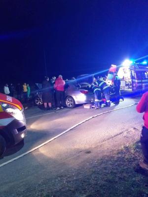 Au sfidat moartea pe şoselele din Prahova: Şapte oameni, printre care doi copii, răniţi în urma a două accidente violente