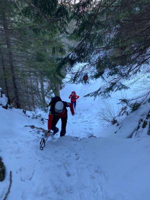 O fată de 25 de ani, la un pas să îşi piardă viaţa după ce a căzut mai bine de 100 de metri într-o prăpastie din Munţii Bucegi