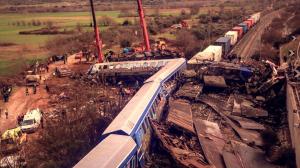 Filmul catastrofei din Grecia. 46 de morți după ce două trenuri au gonit 25 de kilometri pe aceeaşi linie, unul spre celălalt. Proteste violente după dezastru