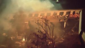 Filmul catastrofei din Grecia. 46 de morți după ce două trenuri au gonit 25 de kilometri pe aceeaşi linie, unul spre celălalt. Proteste violente după dezastru