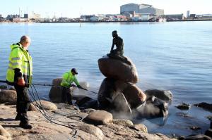 "Mica Sirenă" din Danemarca, vandalizată. La baza statuii a fost pictat steagul Rusiei. GALERIE FOTO
