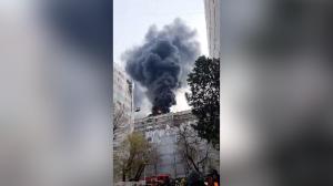 "Arde tot blocul, să vină urgent pompierii". Incendiu uriaş pe terasa unui bloc din Rahova. Fumul gros zărit şi din oraşul Bragadiru