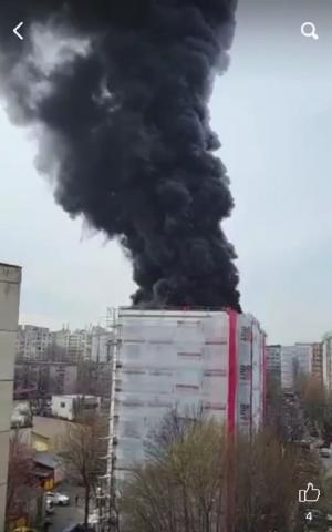 "Arde tot blocul, să vină urgent pompierii". Incendiu uriaş pe terasa unui bloc din Rahova. Fumul gros zărit şi din oraşul Bragadiru