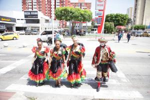 America Express, 20 martie 2023. Concurenții dau startul carnavalului în Barranquilla, orașul unde se desfășoară al doilea cel mai mare eveniment de acest gen din lume