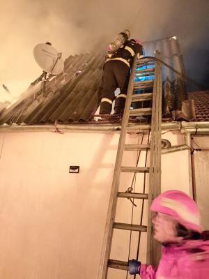 Incendiu devastator în Alba: Limbile de foc au mistuit acoperişurile a două case și au făcut scrum o maşină